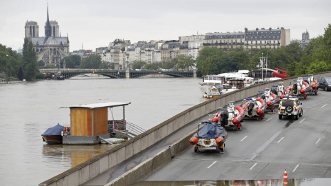 Botes inflables de emergencia, aparcados en un puente con la Catedral de Notre Dame al fondo, en París. REUTERS / Charles Platiau