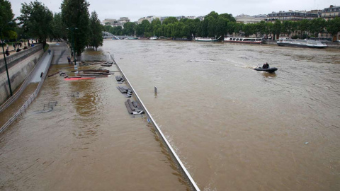 La Torre Eiffel también está cercada por las aguas. / REUTERS