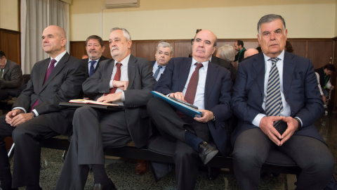 Los expresidentes del Gobierno andaluz, Manuel Chavez (i) y José Antonio Griñán (2i), el exvicepresidente, Gaspar Zarrías (2d), y el exconsejero de Empleo, José Antonio Viera (d), durante el juicio de la pieza política de los ERE. EFE/ Raul Los expresidentes del Gobierno andaluz, Manuel Chavez (i) y José Antonio Griñán (2i), el exvicepresidente, Gaspar Zarrías (2d), y el exconsejero de Empleo, José Antonio Viera (d), durante el juicio de la pieza política de los ERE. EFE/ Raul