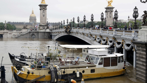 Barcazas junto al Puernte Alejandro III sobre el Sena, en parís. REUTERS/Philippe Wojazer