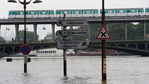 Otra imagen inédita: el desbordamiento del Sena cerca del puente Bir-Hakeim. / REUTERS