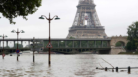 Esta foto da una buena idea del nivel del desbordamiento. / REUTERS