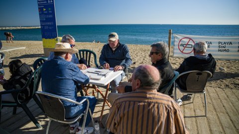 04/0/2023 - Unos hombres juegan al dominó en la playa de la Barceloneta, en Barcelona, Catalunya. 04/0/2023 - Unos hombres juegan al dominó en la playa de la Barceloneta, en Barcelona, Catalunya.