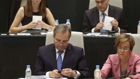 El cabeza de lista del PSOE en Madrid, Antonio Miguel Carmona, durante la votación en la que Manuela Carmena, candidata de Ahora Madrid al Ayuntamiento de la capital de España, ha sido proclamada nueva alcaldesa de la ciudad. A su lado, Pur El cabeza de lista del PSOE en Madrid, Antonio Miguel Carmona, durante la votación en la que Manuela Carmena, candidata de Ahora Madrid al Ayuntamiento de la capital de España, ha sido proclamada nueva alcaldesa de la ciudad. A su lado, Pur
