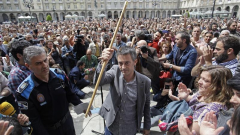 El nuevo alcalde de A Coruña y líder de la Marea Atlántica, Xulio Ferreiro, sostiene el bastón tras ser proclamado este mediodía regidor de la capital herculina con el apoyo del PSOE y BNG. EFE/Cabalar