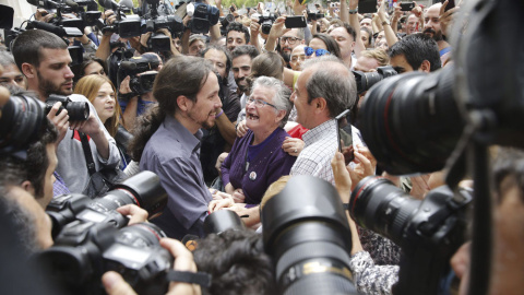 El secretario general de Podemos, Pablo Iglesias, saluda tras asistir hoy en el Ayuntamiento de Madrid a la investidura de la cabeza de lista de Ahora Madrid al Ayuntamiento de la capital, Manuela Carmena, como alcaldesa de Madrid. EFE/ALBE