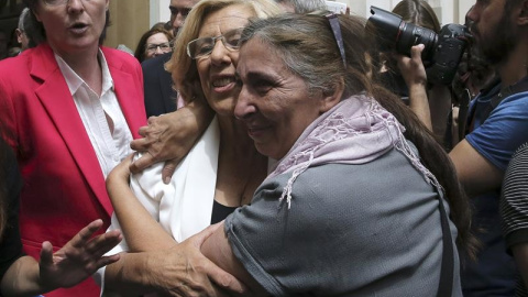 carmena abrazo