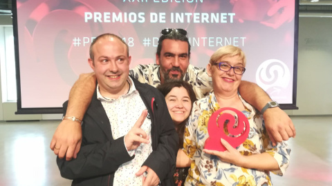 Enrique y Lumi, caras visibles del canal, junto a Diego Ortega, director del programa, en los Premios de Internet. / PDI Ciencia Enrique y Lumi, caras visibles del canal, junto a Diego Ortega, director del programa, en los Premios de Internet. / PDI Ciencia