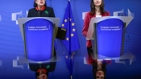 La comisaria europea de Economía y Sociedad Digital, Mariya Gabriel (d), y Madeleine de Cock Buning (i), de la Universidad de Utretch, ofrecen una rueda de prensa en Bruselas (Bélgica) hoy, 15 de enero de 2018. Buning preside el nuevo Grupo La comisaria europea de Economía y Sociedad Digital, Mariya Gabriel (d), y Madeleine de Cock Buning (i), de la Universidad de Utretch, ofrecen una rueda de prensa en Bruselas (Bélgica) hoy, 15 de enero de 2018. Buning preside el nuevo Grupo