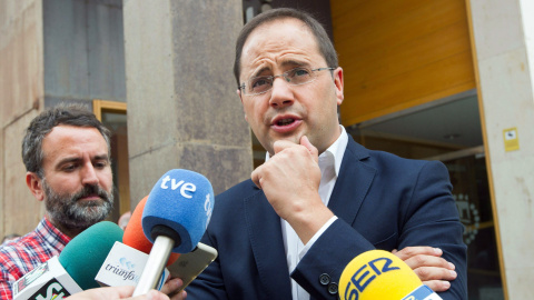 El secretario de Organización del PSOE y líder de los socialistas riojanos, César Luena, responde a la prensa tras asistir a la investidura del nuevo alcalde de Arnedo, el socialista Javier García. EFE/Raquel Manzanares El secretario de Organización del PSOE y líder de los socialistas riojanos, César Luena, responde a la prensa tras asistir a la investidura del nuevo alcalde de Arnedo, el socialista Javier García. EFE/Raquel Manzanares
