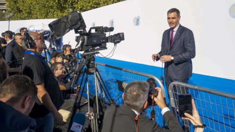 El presidente del Gobierno en funciones, Pedro Sánchez, realiza declaraciones a su llegada a la reunión de la comunidad Política Europea que se celebra en Granada. El presidente del Gobierno en funciones, Pedro Sánchez, realiza declaraciones a su llegada a la reunión de la comunidad Política Europea que se celebra en Granada.