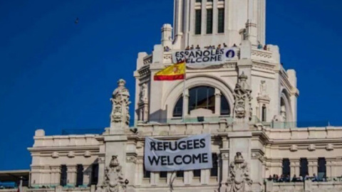 En el centro, la pancarta desplegada por los neonazis en el Palacio de Cibeles de Madrid. En el centro, la pancarta desplegada por los neonazis en el Palacio de Cibeles de Madrid.