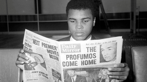 Mohamed Ali/Cassius Clay, lee un periódico en Londres, el 19 de junio de 1966. REUTERS
