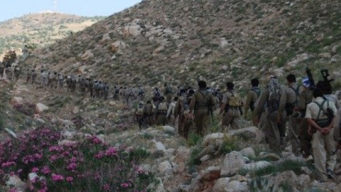 Columna de 'peshmergas' (guerrilleros) del PDKI, durante una de sus incursiones por las montañas fronterizas entre Irak e Irán Columna de 'peshmergas' (guerrilleros) del PDKI, durante una de sus incursiones por las montañas fronterizas entre Irak e Irán