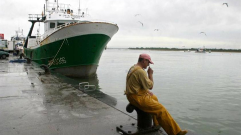 Imagen de un barco de pesca de arrastre en el puerto de Punta Umbría. EFE Imagen de un barco de pesca de arrastre en el puerto de Punta Umbría. EFE