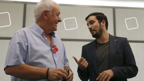 El coordinador federal de Izquierda Unida, Cayo Lara (i), y el candidato de la formación a la Presidencia del Gobierno, Alberto Garzón, conversan poco antes de la reunión del Consejo Político de IU en Madrid para votar el informe del secret El coordinador federal de Izquierda Unida, Cayo Lara (i), y el candidato de la formación a la Presidencia del Gobierno, Alberto Garzón, conversan poco antes de la reunión del Consejo Político de IU en Madrid para votar el informe del secret