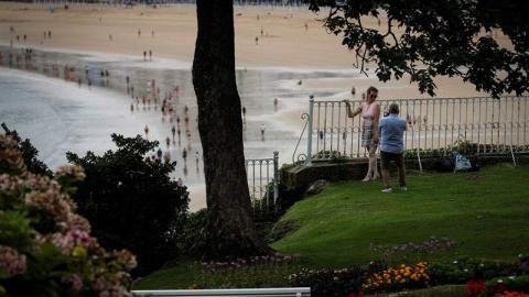 Una pareja se fotografía junto a la playa de La Concha de San Sebastián. (JAVIER ETXEZARRETA | EFE) Una pareja se fotografía junto a la playa de La Concha de San Sebastián. (JAVIER ETXEZARRETA | EFE)