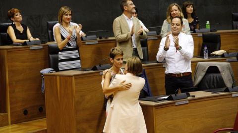 La nueva presidenta de Navarra, María Chivite, saluda a la presidenta saliente, Uxue Barcos, tras ser elegida. EFE La nueva presidenta de Navarra, María Chivite, saluda a la presidenta saliente, Uxue Barcos, tras ser elegida. EFE