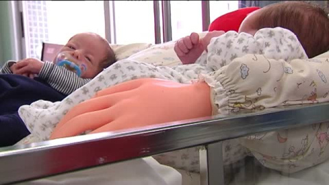 Una enfermera inventa un cojín que "abraza" a los bebés Una enfermera inventa un cojín que "abraza" a los bebés