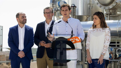 El líder de Ciudadanos, Albert Rivera, en su visita a una empresa agroalimentaria en Los Alcázares, Murcia. EFE/Marcial Guillén El líder de Ciudadanos, Albert Rivera, en su visita a una empresa agroalimentaria en Los Alcázares, Murcia. EFE/Marcial Guillén