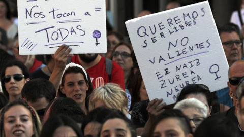 Momento de la concentración en protesta por una agresión sexual grupal a una joven de 18 años la pasada noche en Bilbao, este viernes en la capital vizcaína. EFE/Luis Tejido Momento de la concentración en protesta por una agresión sexual grupal a una joven de 18 años la pasada noche en Bilbao, este viernes en la capital vizcaína. EFE/Luis Tejido