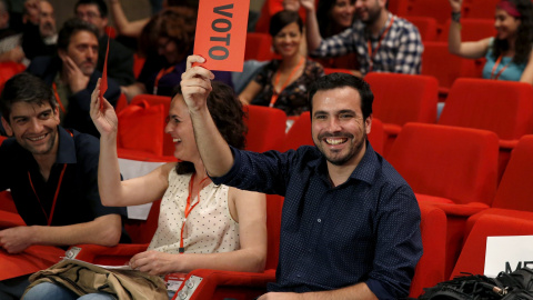 Alberto Garzón, que será elegido nuevo coordinador federal de IU, durante una de las votaciones en la XI Asamblea Federal de IU. EFE/Chema Moya Alberto Garzón, que será elegido nuevo coordinador federal de IU, durante una de las votaciones en la XI Asamblea Federal de IU. EFE/Chema Moya