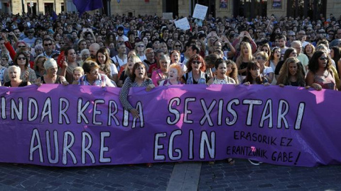 cabecera de la concentración en protesta por una agresión sexual grupal a una joven de 18 añosen Bilbao. EFE/Luis Tejido cabecera de la concentración en protesta por una agresión sexual grupal a una joven de 18 añosen Bilbao. EFE/Luis Tejido