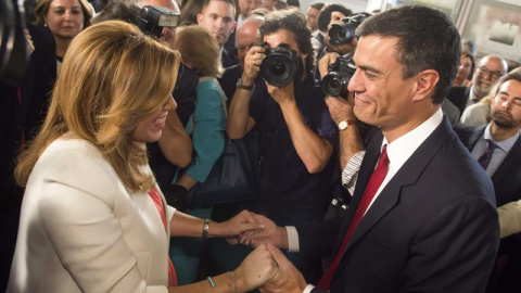 Susana Díaz recibe la felicitación del secretario general del PSOE, Pedro Sánchez, durante el acto institucional en el que ha tomado posesión como presidenta de la Junta de Andalucía. /EFE Susana Díaz recibe la felicitación del secretario general del PSOE, Pedro Sánchez, durante el acto institucional en el que ha tomado posesión como presidenta de la Junta de Andalucía. /EFE