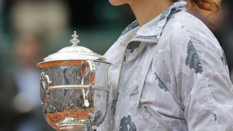 Garbiñe Muguruza con el trofeo de campeona de Roland Garros. REUTERS/Pascal Rossignol Garbiñe Muguruza con el trofeo de campeona de Roland Garros. REUTERS/Pascal Rossignol