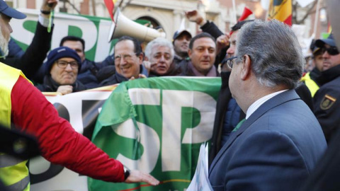 El ministro del Interior, Juan Ignacio Zoido, se dirige a los policías concentrados frente a la Dirección General de la Policía que reclaman la equiparación salarial con otros Cuerpos. | JAVIER LIZÓN (EFE) El ministro del Interior, Juan Ignacio Zoido, se dirige a los policías concentrados frente a la Dirección General de la Policía que reclaman la equiparación salarial con otros Cuerpos. | JAVIER LIZÓN (EFE)