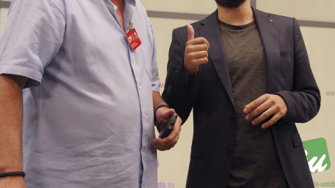 El coordinador federal de IU, Cayo Lara, conversa con el candidato de la formación a la Presidencia del Gobierno, Alberto Garzón, poco antes de la reunión del Consejo Político de IU en Madrid. EFE/Alberto Martín El coordinador federal de IU, Cayo Lara, conversa con el candidato de la formación a la Presidencia del Gobierno, Alberto Garzón, poco antes de la reunión del Consejo Político de IU en Madrid. EFE/Alberto Martín
