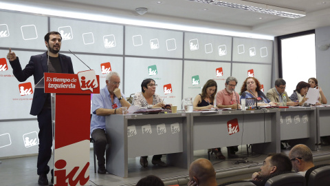 El candidato de IU a la Presidencia del Gobierno, Alberto Garzón, durante su intervención ante Consejo Político en Madrid que podría decidir la intervención de la federación de Madrid. EFE/Alberto Martín El candidato de IU a la Presidencia del Gobierno, Alberto Garzón, durante su intervención ante Consejo Político en Madrid que podría decidir la intervención de la federación de Madrid. EFE/Alberto Martín