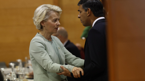 La presidenta de la Comisión Europea, Ursula Von Der Leyen, con el primer ministro del Reino Unido, Rishi Sunak, durante la reunión de la comunidad Política Europea en Granada, a 5 de octubre de 2023.