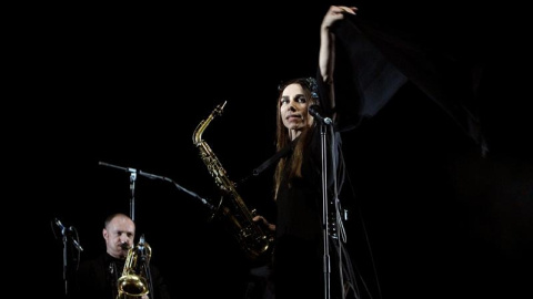 La cantautora inglesa, Polly Jean Harvey, durante su actuación en el Primavera Sound Festival que se celebra en el Forum de Barcelona. EFE / Marta Pérez. La cantautora inglesa, Polly Jean Harvey, durante su actuación en el Primavera Sound Festival que se celebra en el Forum de Barcelona. EFE / Marta Pérez.