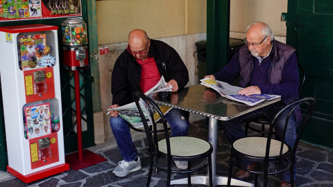 Dos pensionistas leen la prensa en un bar en Roma. REUTERS/Max Rossi Dos pensionistas leen la prensa en un bar en Roma. REUTERS/Max Rossi