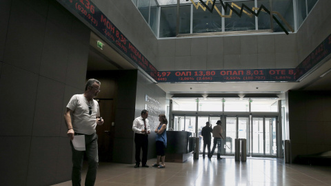 Un hombre camina por la Bolsa de Atenas, cuyos paneles muestran los indicadores del mercado en rojo. REUTERS/Alkis Konstantinidis Un hombre camina por la Bolsa de Atenas, cuyos paneles muestran los indicadores del mercado en rojo. REUTERS/Alkis Konstantinidis