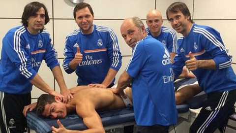 Foto de archivo de Cristiano Ronaldo posando con el equipo de fisios del Real Madrid. Juan Muro es el primero por la derecha. /TWITTER Foto de archivo de Cristiano Ronaldo posando con el equipo de fisios del Real Madrid. Juan Muro es el primero por la derecha. /TWITTER