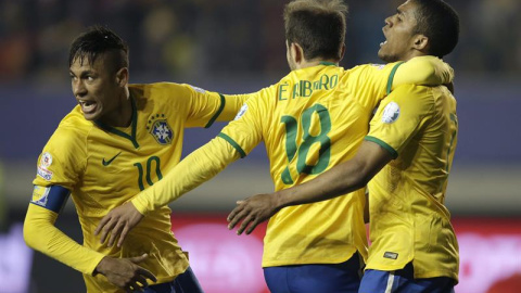 El delantero brasileño Douglas Costa (d) celebra su gol, segundo del equipo, con sus compañeros Neymar jr. (i) y Everton Ribeiro (c). /EFE El delantero brasileño Douglas Costa (d) celebra su gol, segundo del equipo, con sus compañeros Neymar jr. (i) y Everton Ribeiro (c). /EFE
