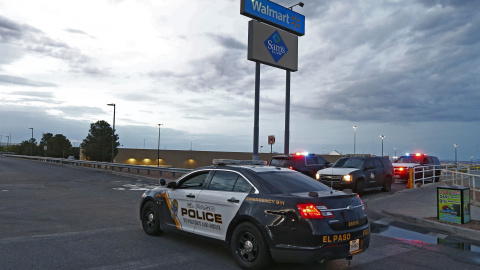 Un vehículo de la Policía se estaciona en las inmediaciones del centro comercial de El Paso donde un hombre de 21 años asesinó a veinte personas. EFE/Larry W. Smith Un vehículo de la Policía se estaciona en las inmediaciones del centro comercial de El Paso donde un hombre de 21 años asesinó a veinte personas. EFE/Larry W. Smith