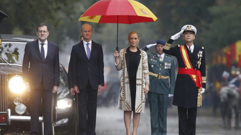 La presidenta de la Comunidad de Madrid, Cristina Cifuentes, junto al presidente del Gobierno, Mariano Rajoy (i), en un desfile del 12 de octubre. Archivo EFE La presidenta de la Comunidad de Madrid, Cristina Cifuentes, junto al presidente del Gobierno, Mariano Rajoy (i), en un desfile del 12 de octubre. Archivo EFE