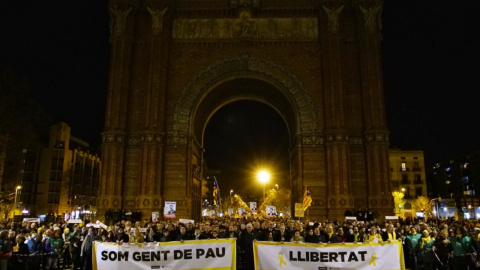 Pancartes desplegades davant el TSJC / Joel Kashila