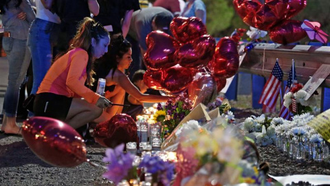 05/08/2019.-Una mujer deja flores en memoria de los muertos en el tiroteo de El Paso (Estados Unidos) EFE/EPA/LARRY W. SMITH 05/08/2019.-Una mujer deja flores en memoria de los muertos en el tiroteo de El Paso (Estados Unidos) EFE/EPA/LARRY W. SMITH