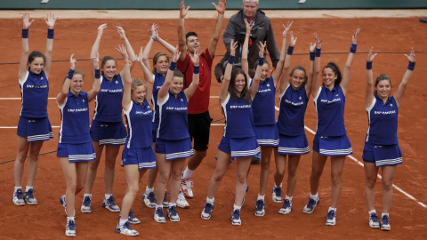 Djokovic celebra con los recoge pelotas su triunfo en París. - REUTERS