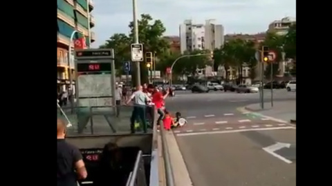 Captura de un video de un viandante que grabó la agresión a las azafatas de la campaña 'Barcelona con la Selección' Captura de un video de un viandante que grabó la agresión a las azafatas de la campaña 'Barcelona con la Selección'