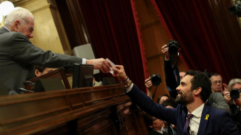 Roger Torrent, a la derecha, entrega la papeleta con su voto a Ernest Maragall. | ALBERT GEA (REUTERS)
