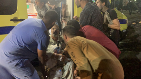 04/08/2019.- Las personas atienden a un hombre herido después de una explosión en el Instituto Nacional del Cáncer, El Cairo, Egipto. EFE/EPA/KHALED ELFIQI