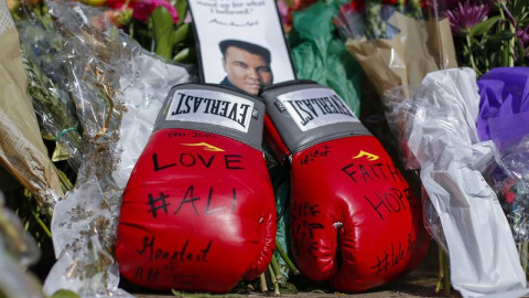 Homenaje improvisado a Muhammad Ali en Louisville, Kentucky. EFE / EPA / ERIK S. MENOR Homenaje improvisado a Muhammad Ali en Louisville, Kentucky. EFE / EPA / ERIK S. MENOR