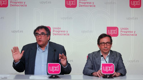Los responsables de Organización de UPyD, Juan Luis Fabo (i) y de Acción Institucional, Ramón Marcos Allo (d), durante la rueda de prensa ofrecida tras la reunión de la dirección que fija las condiciones y términos del Congreso de la formac Los responsables de Organización de UPyD, Juan Luis Fabo (i) y de Acción Institucional, Ramón Marcos Allo (d), durante la rueda de prensa ofrecida tras la reunión de la dirección que fija las condiciones y términos del Congreso de la formac