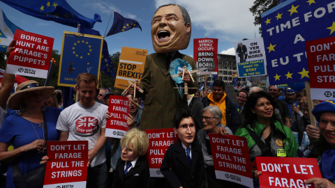 Una persona vestida como el líder del Partido Brexit, Nigel Farage, sostiene títeres que representan a Boris Johnson y Jeremy Hunt durante una marcha anti-Brexit en Londres | Reuters Una persona vestida como el líder del Partido Brexit, Nigel Farage, sostiene títeres que representan a Boris Johnson y Jeremy Hunt durante una marcha anti-Brexit en Londres | Reuters