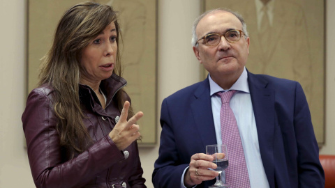 El director del Centro de Estudios Políticos y Constitucionales, Benigno Pendás y la diputada del PP Alicia Sánchez-Camacho, en la Comisión para la evaluación y la modernización del Estado autonómico. EFE/Ballesteros El director del Centro de Estudios Políticos y Constitucionales, Benigno Pendás y la diputada del PP Alicia Sánchez-Camacho, en la Comisión para la evaluación y la modernización del Estado autonómico. EFE/Ballesteros